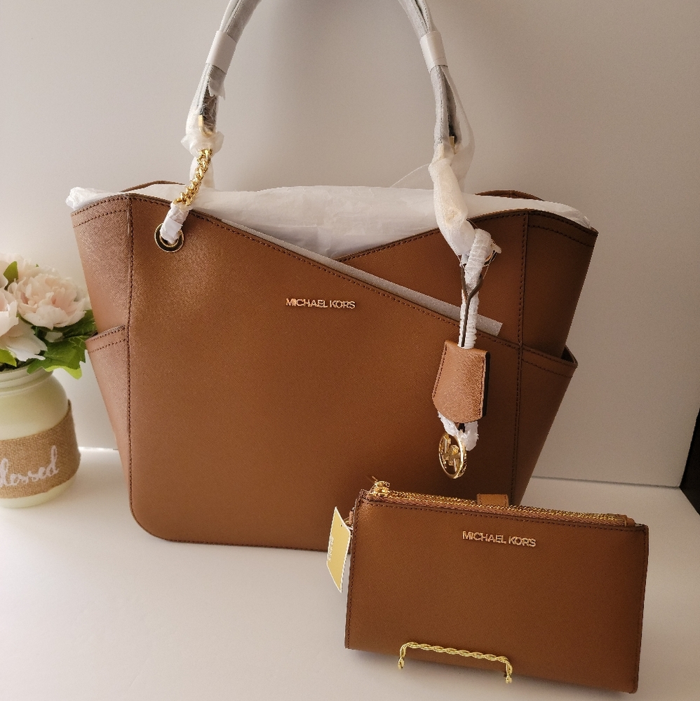MICHAEL KORS Jet Set Large Saffiano Leather Shoulder Bag and wristlet wallet zip